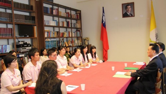 王豫元大使（右一）在大使館主持與青年大使團簡報及座談