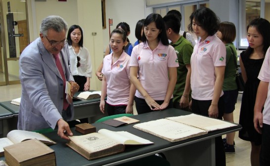 教廷傳信大學圖書館館員向團員解說預先陳列展示有關中國大陸及台灣之古籍善本年代、來歷及功能