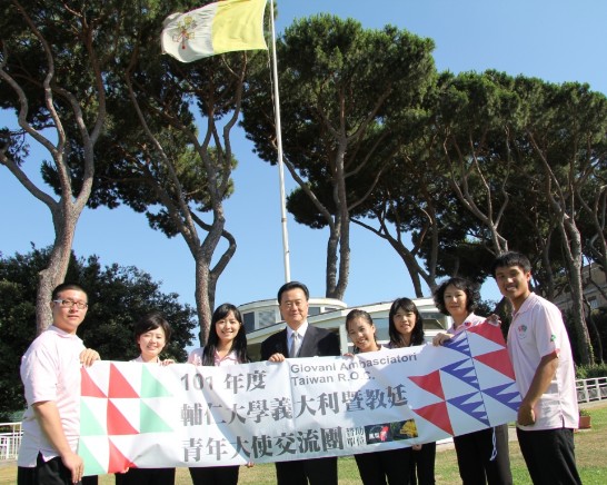 王豫元大使（中間）與青年大使團在傳信大學校區