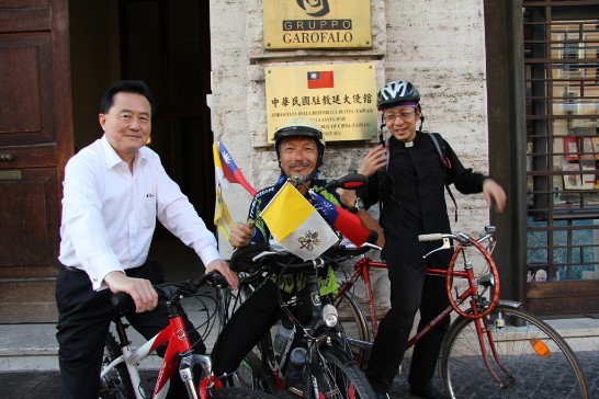 駐教廷大使王豫元（左）與環球騎士陳敏先（中）、天主教耶穌會柯建融神父（右）在中華民國駐教廷大使館大門口前合影