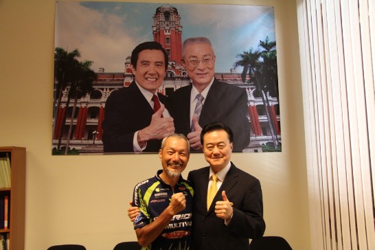 駐教廷大使王豫元（右）與環球騎士陳敏先（左）在中華民國駐教廷大使館內合影