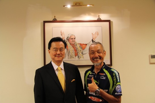 駐教廷大使王豫元（左）與環球騎士陳敏先（右）在由梁丹丰教授繪贈大使館之教宗本篤十六世畫像前合影