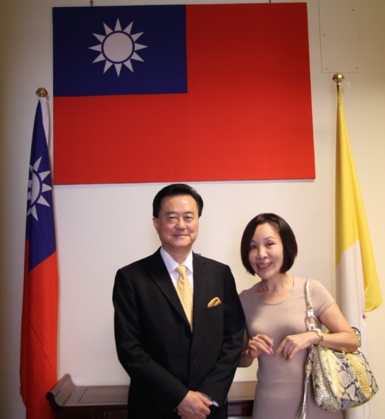 王豫元大使（左）與「雲水舞禪」團長李珮璜女士（右）