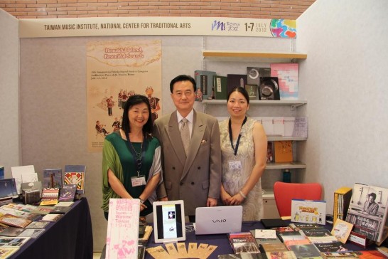 王大使豫元（中）與蘇館長桂枝（左）與洪逸倫小姐（右）在「台灣音樂館」展位合影