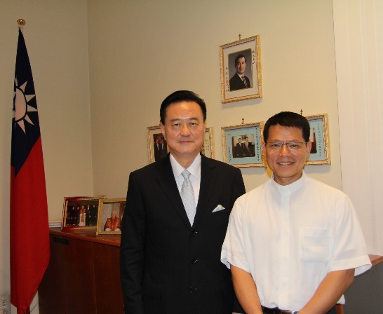 駐教廷大使王豫元（左）與輔仁大學中國聖職單位使命特色發展室前主任林之鼎神父（右）在大使館合影