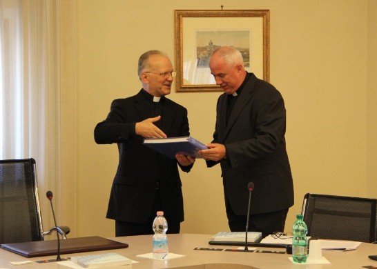 教廷教育部次長薩倪蒙席（左）致贈天主教大學方針章程予聶達安副校長（右）