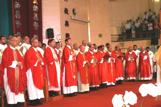 教廷萬民福音部秘書長韓大輝總主教（前排左4）代表教廷出席單樞機告別禮並與台灣主教團及香港陳日君樞機主教（前排右1）、湯漢樞機主教（前排右2）共同參禮。