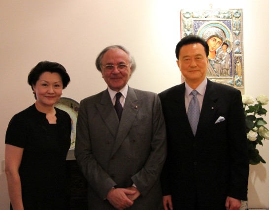 王豫元大使夫婦（右1與左1）與馬爾他騎士團馬哲立總理（中間）