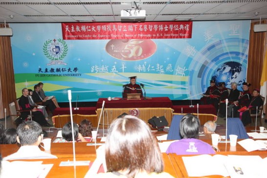 馬哲立總理（中間）在輔仁大學以「馬爾他騎士團國際地位—為貧困及疾病者服務的外交」（the International Status of the Sovereign Order of Malta— A Diplomacy at the service of the poor and the sick）為題發表演講