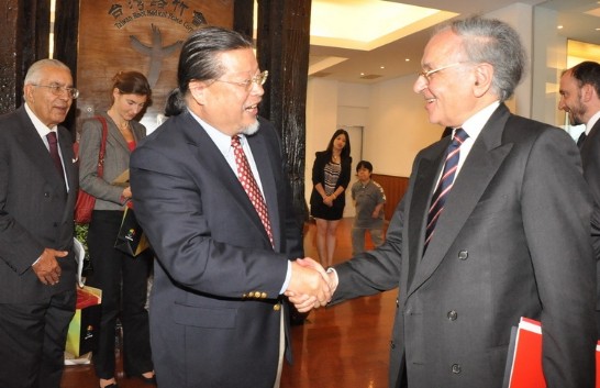 馬哲立總理（右1）拜會台灣路竹會劉啟群會長（左1）