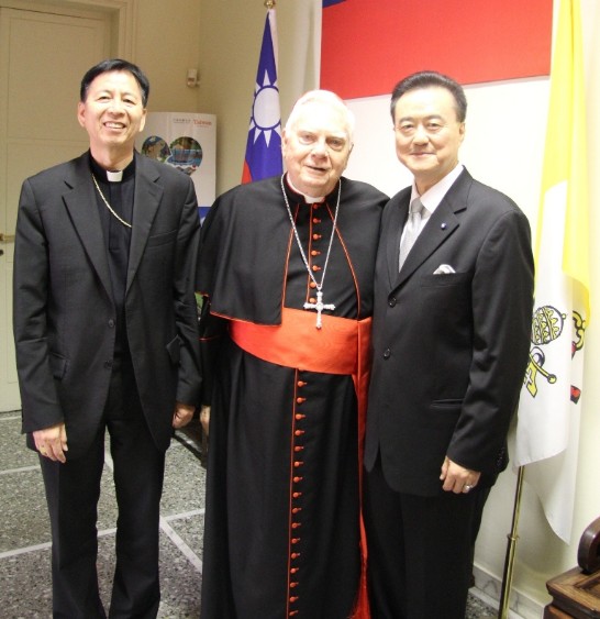 王大使迎接羅伊樞機主教（中）及萬民福音部秘書長韓大輝總主教（左）蒞臨酒會