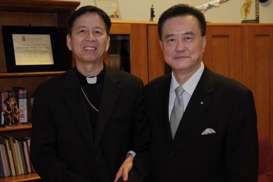 王大使於辦公室與萬民福音部秘書長韓大輝總主教（左）合影