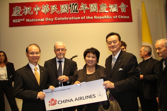 左起華航何總經理、摩納哥大使、幸運得獎的國籍僑胞周太太與王大使