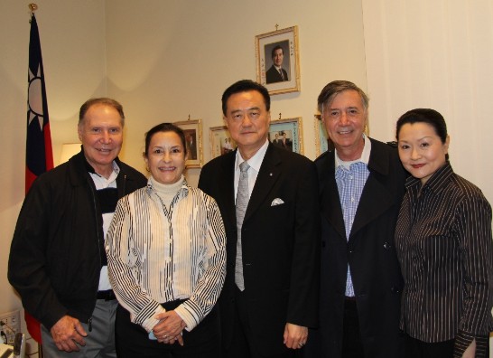 遠道而來的友人前宏都拉斯駐華大使米拉（右二）及家人與王大使夫婦合影