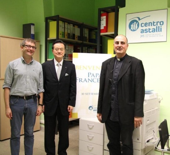 王大使豫元（中）與「耶穌會難民服務社」義大利分會主任Giovanni La Manna神父（右）及Camillo神父（左）合影