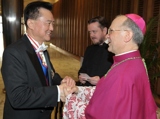 王豫元大使（左）向新任教廷教育部秘書長Angelo V. ZANI總主教（右）道賀致意