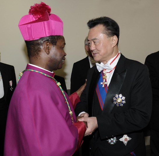 王豫元大使（右）向新任教廷駐尼加拉瓜大使Fortunatus NWACHUKWU總主教（左）道賀致意