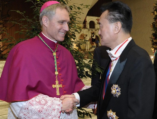 王豫元大使（右）向新任教宗府總管Georg GÄNSWEIN總主教（左）道賀致意