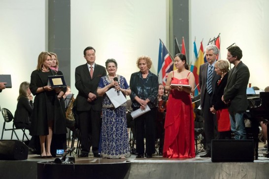 義大利羅馬蕭邦文化協會主席柯德莉（中，致詞者）在頒獎典禮尾聲發表感言，特別感謝王大使（左3）長年支持