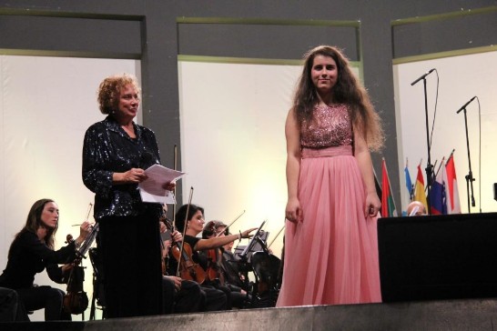 鋼琴大賽第二名為義大利籍康彌雪(Michelle Candotti)（右）