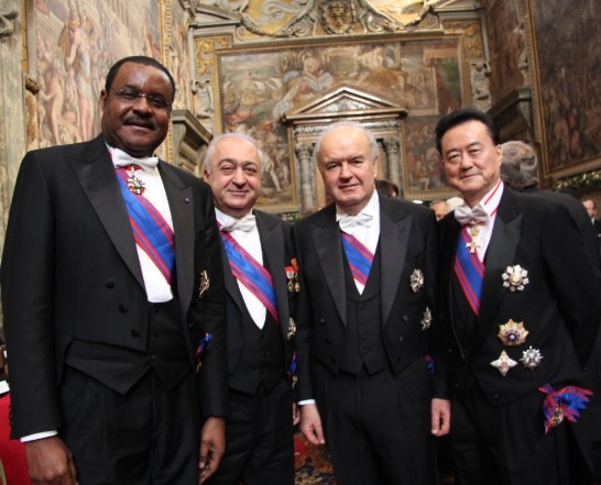 王豫元大使（右一）與聖馬利諾駐梵Sante CANDUCCI（右二）、黎巴嫩駐梵Georges EL KHOURY大使（左二）、加彭駐梵Firmin MBOUTSOU大使（左一）