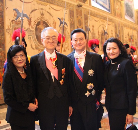 王豫元大使夫婦（右二及右一）與韓國駐梵Thomas Hong-Soon HAN大使夫婦（左二及左一）