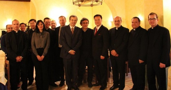 駐教廷大使王豫元（右四）、「梵蒂岡留臺校友會」首任會長米蘭教授（右六）與出席成立餐會之重要人士合影