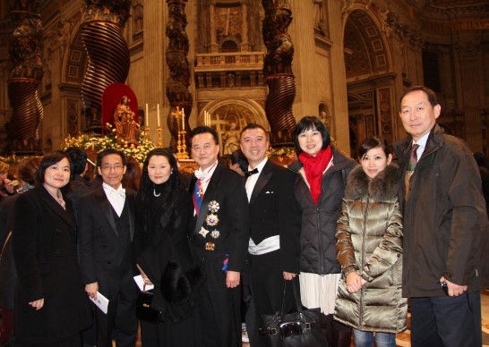 子夜彌撒結束時王豫元大使夫婦（左三、四）與館員及中華航空公司人員合影