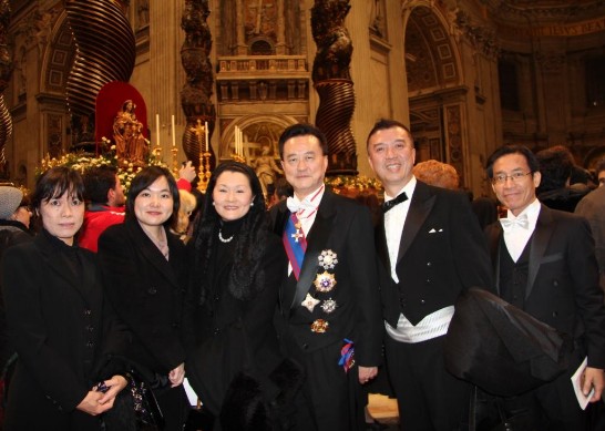 彌撒結束時王豫元大使夫婦（左三、四）與華航參加人員、館員及眷屬於主祭壇前合影