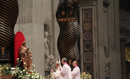 教宗方濟各在主祭壇聖母及聖嬰像前禱告