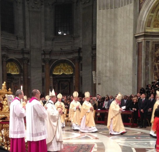 教宗方濟各（左三）手抱聖嬰，在輔祭主教陪同下前往馬槽