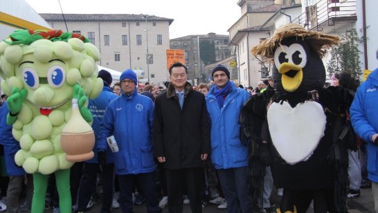 王大使(中立者)與馬拉松賽吉祥動物及蒙特福地路跑協會會長Giovanni Pressi（右）合影