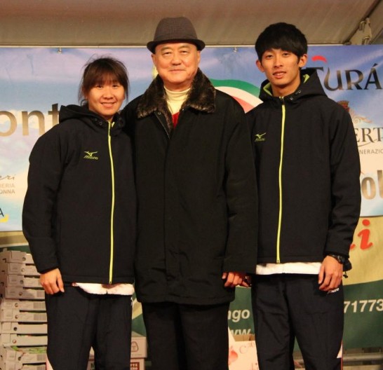 王豫元大使(中)和我國選手陳淑華(左)及周庭印(右)於頒獎典禮前合影
