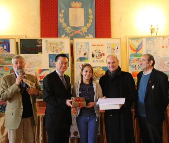 王大使(左2)頒獎給兒童繪畫比賽第二名小朋友，右2為蒙特福地市市長Carlo Tessari