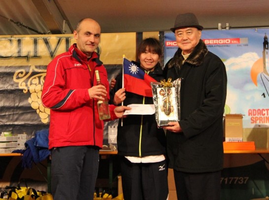 王大使(右)頒獎給蒙特福地半程馬拉松賽女子組亞軍陳淑華（中），左為蒙特福地路跑協會主席Giovanni Pressi