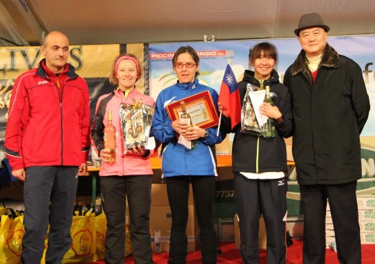 王大使（右1）與蒙特福地半程馬拉松賽女子組獲勝者、我國選手陳淑華（右2）及蒙特福地路跑協會主席（左1）在頒獎台上合影
