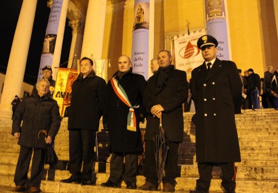 王大使（左2）與蒙特福地市市長Carlo Tessari（左3）出席1月19日晚間舉行的點燃聖火儀式