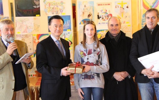 王大使(左2)頒獎給兒童繪畫比賽第三名小朋友，第二及第三名小朋友在去年也都獲勝得獎