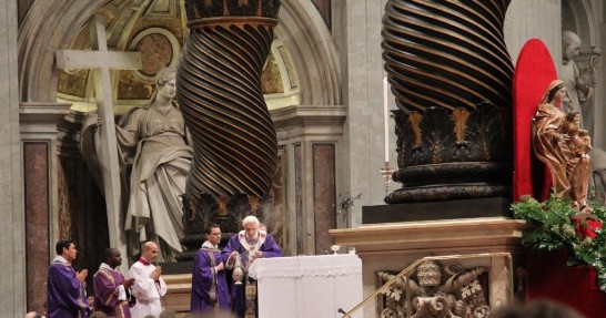 教宗本篤十六世在中央祭壇手提香爐奉香表達對上帝崇敬的心意