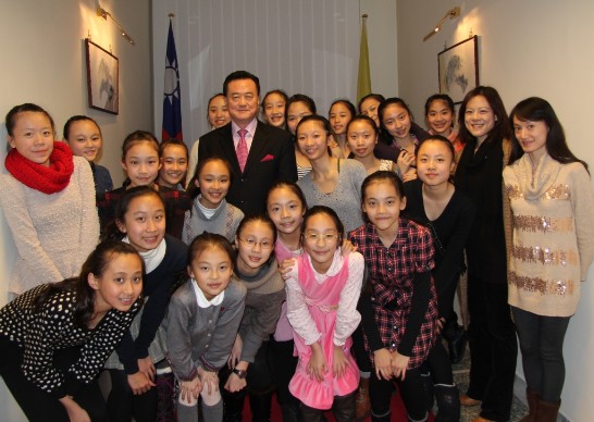 王大使(中立著西裝者)與「蘭陽舞蹈團」小朋友們和林怡芬老師（右2）及周燕琳老師(右1)在大使館內合影 