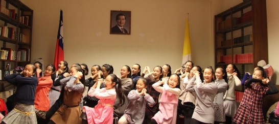 「蘭陽舞蹈團」小朋友們在大使館內即興表演