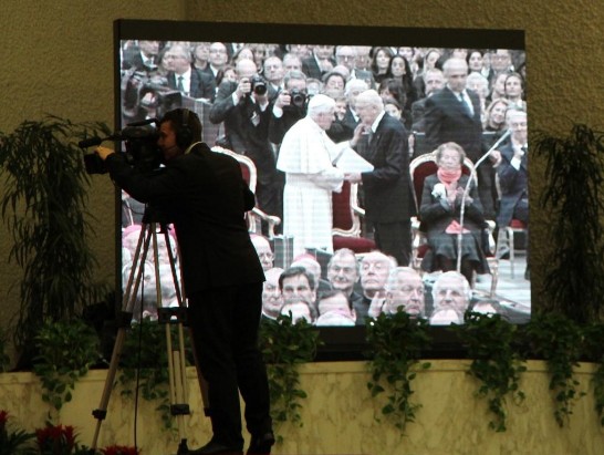 現場攝影師特寫義大利總統拿波里塔諾（右）致詞時數度激動哽咽，教宗本篤十六世（左）特地起身輕拍拿波里塔諾肩膀表示支持與鼓勵