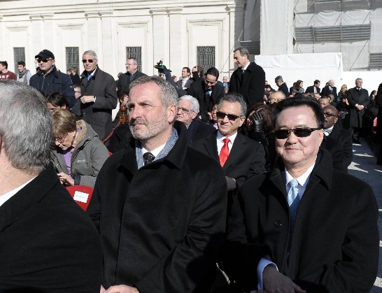 王豫元大使（右）與捷克駐教廷大使（左）等各國駐梵使節應邀參加教宗本篤十六世最後一次公開接見活動