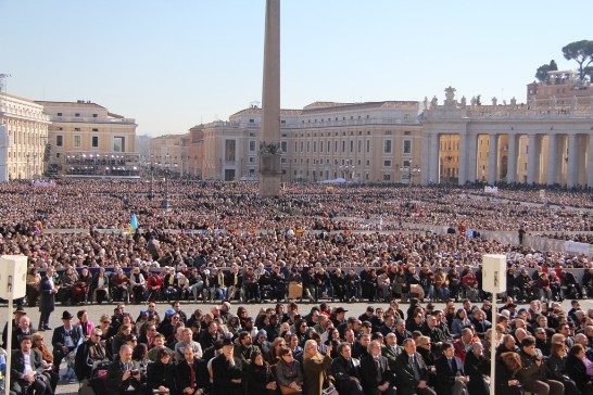 參加教宗本篤十六世最後一次公開接見活動之群眾，擠滿梵蒂岡聖伯多祿廣場
