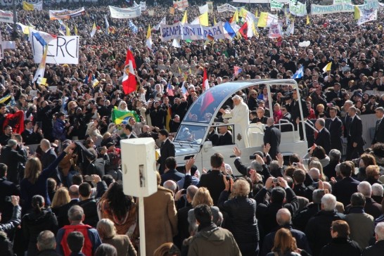 教宗搭乘專屬白色敞篷座車進場時，在場群眾大聲高喊教宗萬歲，並激動地揮舞旗幟及標語