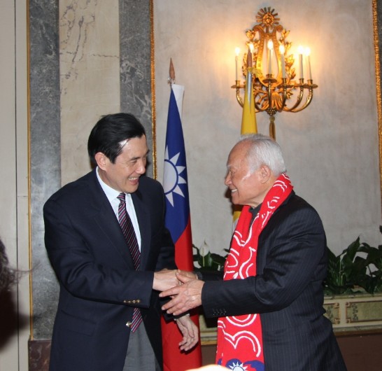 馬總統致贈國旗圍巾予九十歲高齡之我旅梵神職人員施森道蒙席，施蒙席隨後披起圍巾感謝馬總統
