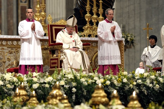 教宗方濟各在聖伯多祿大殿中央祭台引領默禱耶穌復活