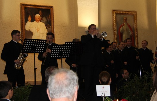 「宗座北美學院」神父及修士組成合唱團獻唱伴以小喇叭獨奏，鋼琴、豎笛及薩克斯風合奏