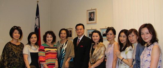 王大使夫婦（左5,6）與復興實驗中學合唱團部分隨團家長在大使館合影
