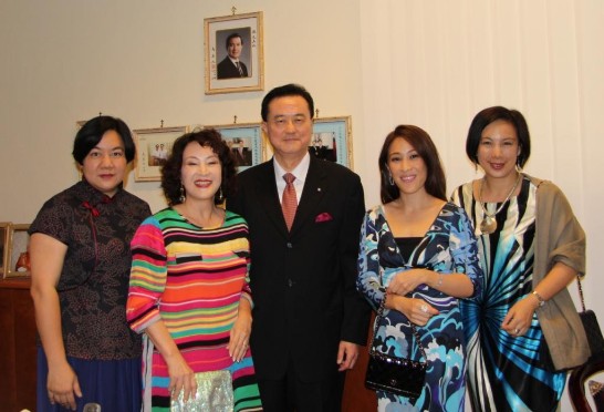 王大使（右3）與復興實驗中學合唱團隨團家長韓湘琴女士（左2）、家長會長唐可珊女士（右2）、林佩瑩女士（左1）及林珍瑩女士（右1）在大使館合影